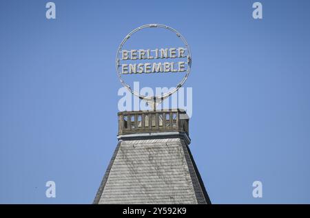 Logo sul tetto del Berliner Ensemble, Schiffbauerdamm, Mitte, Berlino, Germania, Europa Foto Stock