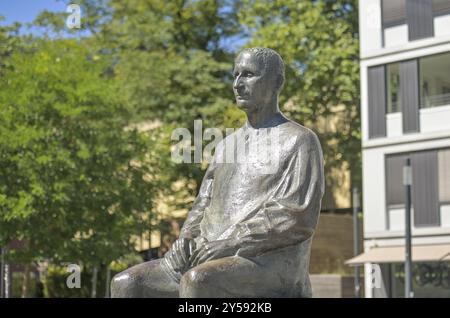 Bertolt Brecht, statua di fronte al Berliner Ensemble, Schiffbauerdamm, Bertolt-Brecht-Platz, Mitte, Berlino, Germania, Europa Foto Stock