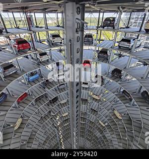 Auto nuove per la consegna in Autoturm, vista interna dall'alto verso il basso, Autostadt, Volkswagen AG, Wolfsburg, bassa Sassonia, Germania, Europa Foto Stock