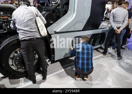 I visitatori della fiera IAA Transportation danno un'occhiata alla cella a combustibile H2-ICE del motore a combustione di idrogeno su un camion IVECO, Hannover, 18/09/2024, H. Foto Stock