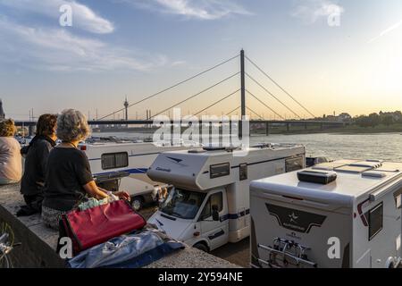 Parcheggio camper sulle rive del Reno, Duesseldorf am Rhein, parcheggio camper sulle rive del Reno, Rheinterrasse, Oberkassler Foto Stock