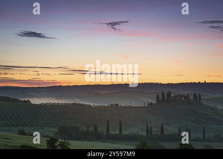 Agriturismo Toscana con cielo vibrante all'alba, Val d'Orcia, Italia, Europa Foto Stock