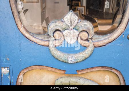Dettagli di una bella scultura su una vecchia porta di una vecchia casa a Rudkobing, Langeland, Danimarca, Europa Foto Stock