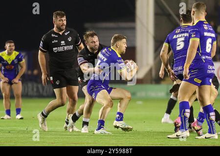 Warrington, Regno Unito. 20 settembre 2024. Matt Dufty è placcato da un difensore londinese*** durante la partita di Super League tra Warrington Wolves e London Broncos all'Halliwell Jones Stadium di Warrington, Regno Unito, il 20 settembre 2024. Foto di Simon Hall. Solo per uso editoriale, licenza richiesta per uso commerciale. Non utilizzare in scommesse, giochi o pubblicazioni di singoli club/campionato/giocatori. Crediti: UK Sports Pics Ltd/Alamy Live News Foto Stock