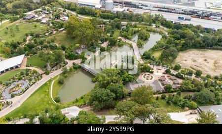 Fotografia aerea dello zoo Henry Doorly, uno dei migliori zoo al mondo! Omaha, Nebraska, Stati Uniti in un giorno d'estate coperto. Foto Stock