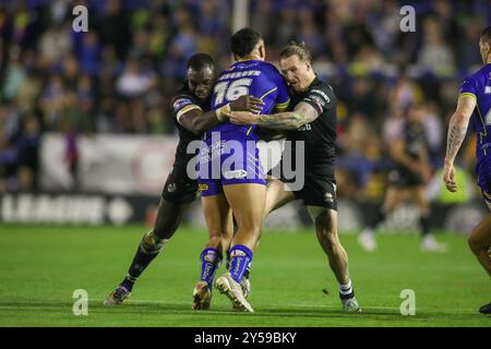 Warrington, Regno Unito. 20 settembre 2024. *** La difesa dei londinesi è ferma durante la partita di Super League tra i Warrington Wolves e i London Broncos all'Halliwell Jones Stadium di Warrington, Regno Unito, il 20 settembre 2024. Foto di Simon Hall. Solo per uso editoriale, licenza richiesta per uso commerciale. Non utilizzare in scommesse, giochi o pubblicazioni di singoli club/campionato/giocatori. Crediti: UK Sports Pics Ltd/Alamy Live News Foto Stock