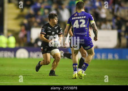 Warrington, Regno Unito. 20 settembre 2024. *** Oil Leyland cerca un passaggio durante la partita di Super League tra Warrington Wolves e London Broncos all'Halliwell Jones Stadium, Warrington, Regno Unito, il 20 settembre 2024. Foto di Simon Hall. Solo per uso editoriale, licenza richiesta per uso commerciale. Non utilizzare in scommesse, giochi o pubblicazioni di singoli club/campionato/giocatori. Crediti: UK Sports Pics Ltd/Alamy Live News Foto Stock