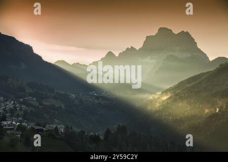 Monte Civetta alla luce del mattino, Dolomiti, Alpi, Italia, Europa Foto Stock