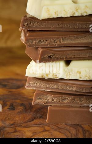 Stack di cioccolato di cioccolato fondente e bianco con sfondo marrone Foto Stock