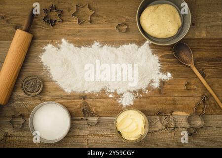 Raccolta di ingredienti e utensili per cuocere biscotti vegani di Natale con margarina e chia come sostituto dell'uovo e farina come spazio di testo in t Foto Stock