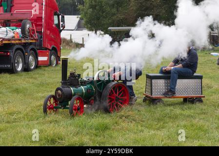 Mini motore a vapore che tira un rimorchio Foto Stock