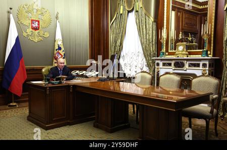 San Pietroburgo, Russia. 20 settembre 2024. Il presidente russo Vladimir Putin presiede una riunione dei membri permanenti del Consiglio di sicurezza tramite videoconferenza dal Palazzo di Costantino, 20 settembre 2024 a Strelna, San Pietroburgo, Russia. Crediti: Alexander Kazakov/piscina del Cremlino/Alamy Live News Foto Stock