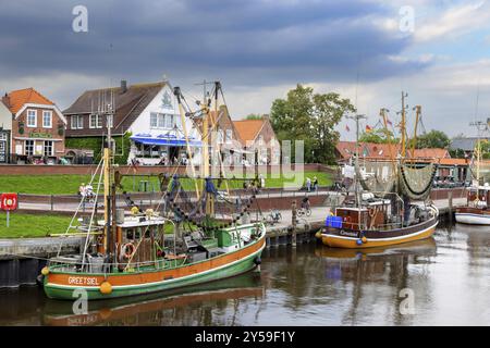 Imbarcazioni tradizionali per gamberi nel porto di Greetsiel, Frisia orientale, Germania, Europa Foto Stock