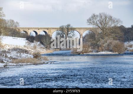 Roxburgh Viadotto sul fiume Teviot nella neve d'inverno, confini scozzesi Foto Stock