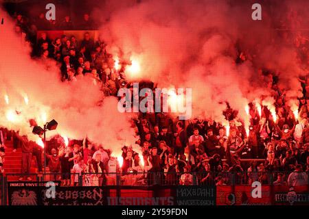 Augusta, Germania. 20 settembre 2024. Fussball 1. Bundesliga 4. Spieltag FC Augsburg - 1. FSV Mainz 05 am 20.09.2024 in der WWK Arena di Augusta i fan von Augsburg zuenden Bengalos/Pyro/Pyrotechnik/Leuchtkoerper/Rauchbomben im Fanblock DFL vietano qualsiasi uso di fotografie come sequenze di immagini e/o quasi-video. Foto: Revierfoto credito: ddp media GmbH/Alamy Live News Foto Stock