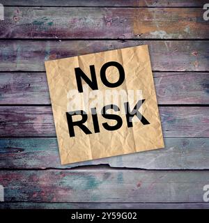 Nessuna parola a rischio scritta su un pezzo di carta con sfondo. Simbolo del concetto di contratto aziendale. Copia spazio. Foto Stock
