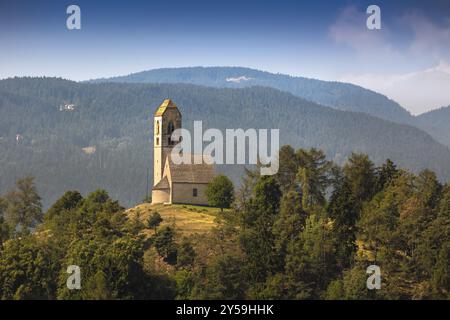 Chiesa in cima a una collina in alto Adige, Italia, Europa Foto Stock