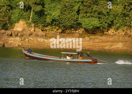 Long Tailed Boat, Myanmar, Asia Foto Stock
