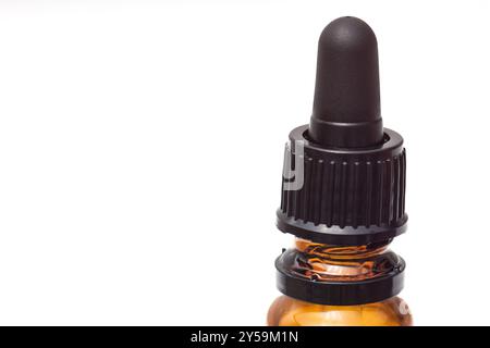 flacone di olio cosmetico essential con primo piano della pipetta isolato su sfondo bianco Foto Stock