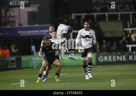 Newcastle, GBR. 20 settembre 2024. Gabriel Ibitoye dei Bristol Bears prende un high ball con Adam Radwan in attesa durante il Gallagher Premiership match tra Newcastle Falcons e Bristol a Kingston Park, Newcastle, venerdì 20 settembre 2024. (Foto: Chris Lishman | mi News) crediti: MI News & Sport /Alamy Live News Foto Stock