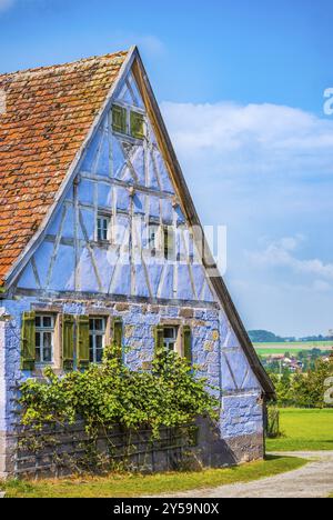 Casa antica con architettura tedesca specifica, pareti in legno e pietra di colore blu, finestre con persiane in legno e tetto a tegole Foto Stock