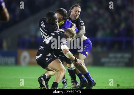 Warrington, Regno Unito. 20 settembre 2024. La difesa dei londinesi è forte *** durante la partita di Super League tra i Warrington Wolves e i London Broncos all'Halliwell Jones Stadium di Warrington, Regno Unito, il 20 settembre 2024. Foto di Simon Hall. Solo per uso editoriale, licenza richiesta per uso commerciale. Non utilizzare in scommesse, giochi o pubblicazioni di singoli club/campionato/giocatori. Crediti: UK Sports Pics Ltd/Alamy Live News Foto Stock