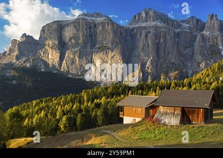 Rifugio alpino al Passo Pordoi con Gruppo Sella, Dolomiti, Alpi Italiane Foto Stock