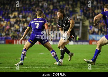 Warrington, Regno Unito. 20 settembre 2024. Jack Campagnolo di Londra corre alla difesa di Warrington*** durante la partita di Super League tra i Warrington Wolves e i London Broncos all'Halliwell Jones Stadium di Warrington, Regno Unito, il 20 settembre 2024. Foto di Simon Hall. Solo per uso editoriale, licenza richiesta per uso commerciale. Non utilizzare in scommesse, giochi o pubblicazioni di singoli club/campionato/giocatori. Crediti: UK Sports Pics Ltd/Alamy Live News Foto Stock