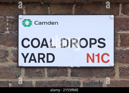 Cartello per Coal Drops Yard, a Kings Cross, nord di Londra, Regno Unito Foto Stock