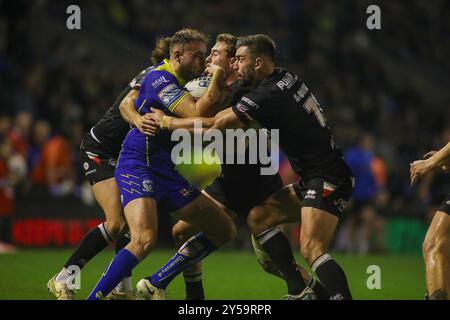 Warrington, Regno Unito. 20 settembre 2024. La difesa di Londra è forte*** durante la partita di Super League tra i Warrington Wolves e i London Broncos all'Halliwell Jones Stadium di Warrington, Regno Unito, il 20 settembre 2024. Foto di Simon Hall. Solo per uso editoriale, licenza richiesta per uso commerciale. Non utilizzare in scommesse, giochi o pubblicazioni di singoli club/campionato/giocatori. Crediti: UK Sports Pics Ltd/Alamy Live News Foto Stock