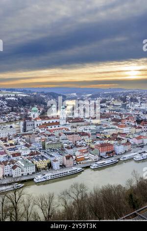 Vista di Passau in Baviera al tramonto in inverno Foto Stock