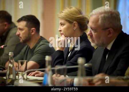 Kiev, Ucraina. 20 settembre 2024. Vice primo ministro ucraino Olha Stefanishyna, centro, ministro dell'energia tedesco Galushchenko, destra, e presidente Volodymyr Zelenskyy, ascoltate durante un incontro bilaterale ampliato con il presidente della Commissione europea Ursula von der Leyen e delegazioni al Palazzo Mariinsky, 20 settembre 2024 a Kiev, Ucraina. Credito: Presidenza Ucraina/Ufficio stampa presidenziale ucraino/Alamy Live News Foto Stock