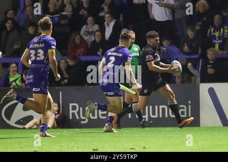 Warrington, Regno Unito. 20 settembre 2024. *** Hakim Miloudi corre alla difesa di Warrington durante la partita di Super League tra i Warrington Wolves e i London Broncos all'Halliwell Jones Stadium di Warrington, Regno Unito, il 20 settembre 2024. Foto di Simon Hall. Solo per uso editoriale, licenza richiesta per uso commerciale. Non utilizzare in scommesse, giochi o pubblicazioni di singoli club/campionato/giocatori. Crediti: UK Sports Pics Ltd/Alamy Live News Foto Stock