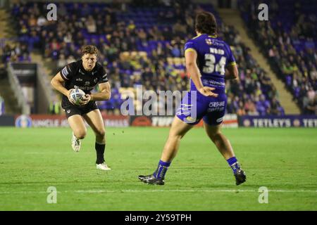 Warrington, Regno Unito. 20 settembre 2024. *** Rhys Kennedy corre alla difesa di Warrington durante la partita di Super League tra i Warrington Wolves e i London Broncos all'Halliwell Jones Stadium, Warrington, Regno Unito, il 20 settembre 2024. Foto di Simon Hall. Solo per uso editoriale, licenza richiesta per uso commerciale. Non utilizzare in scommesse, giochi o pubblicazioni di singoli club/campionato/giocatori. Crediti: UK Sports Pics Ltd/Alamy Live News Foto Stock