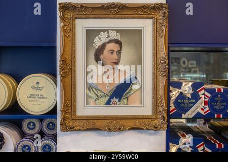 Titolare del Royal Warrant Charbonnel et Walker's in Old Bond Street Store, Londra Regno Unito Foto Stock