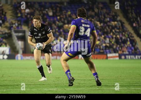 Warrington, Regno Unito. 20 settembre 2024. *** Rhys Kennedy corre alla difesa di Warrington durante la partita di Super League tra i Warrington Wolves e i London Broncos all'Halliwell Jones Stadium, Warrington, Regno Unito, il 20 settembre 2024. Foto di Simon Hall. Solo per uso editoriale, licenza richiesta per uso commerciale. Non utilizzare in scommesse, giochi o pubblicazioni di singoli club/campionato/giocatori. Crediti: UK Sports Pics Ltd/Alamy Live News Foto Stock