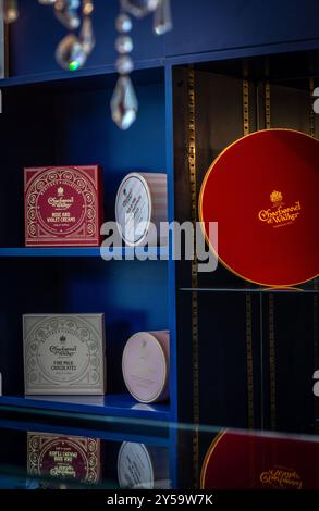 Scatole di cioccolato Charbonnel et Walker in esposizione Old Bond Street Store , Londra Regno Unito Foto Stock