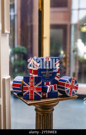 Scatole di cioccolato Charbonnel et Walker in esposizione Old Bond Street Store , Londra Regno Unito Foto Stock