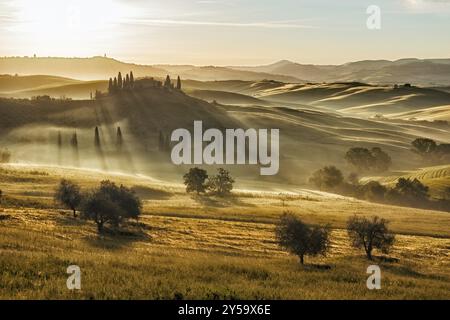 Agriturismo in Val d'Orcia dopo il tramonto, Toscana, Italia, Europa Foto Stock