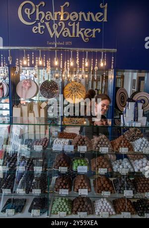 Charbonnel et Walker Chocolate Old Bond Street Store , Londra Regno Unito Foto Stock