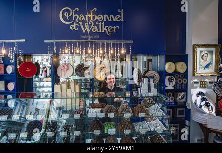 Charbonnel et Walker Chocolate Old Bond Street Store , Londra Regno Unito Foto Stock