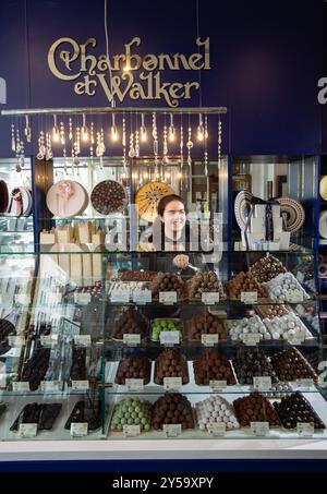 Charbonnel et Walker Chocolate Old Bond Street Store , Londra Regno Unito Foto Stock