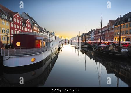 Navi a Nyhavn al tramonto, Copenaghen, Danimarca, Europa Foto Stock