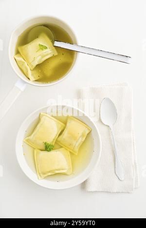 Maultaschen gefuellt mit Nudelquadraten a Bruehe Foto Stock