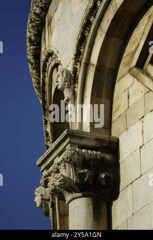 Lucca: Il Duomo è dedicato a San Martino ed è stato costruito da Anselmo da Biaggio nel 1060 a.C. è famoso per la sua scolpita nella facciata © Marco Foto Stock