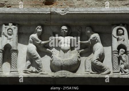 Lucca: Il Duomo è dedicato a San Martino ed è stato costruito da Anselmo da Biaggio nel 1060 a.C. è famoso per la sua scolpita nella facciata © Marco Foto Stock