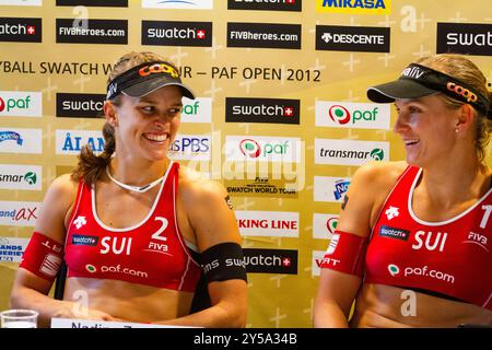 SEMIFINALE CONFERENZA STAMPA, PAF OPEN 2012 Katrin Holtwick (1) e Ilka Semmler (2) della Germania (in bianco) hanno battuto Simone Kuhn (1) e Nadine Zumkehr (2) della Svizzera (in rosso, nella foto) nella semifinale del 1 settembre 2012 per prenotare il loro posto nella finale del PAF Open a Mariehamn, Åland, Finlandia. Fotografia: Rob Watkins. INFO: Tra il 2009-2013 il PAF Open Beach Volley è stato un torneo annuale che si è tenuto a Mariehamn, Åland, Finlandia. Ha attirato le migliori squadre e giocatori internazionali come parte della classifica ufficiale del FIVB World Tour, mostrando pallavolo da spiaggia di alto livello. Foto Stock