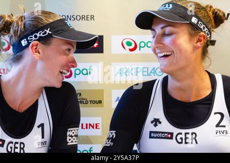 SEMIFINALE CONFERENZA STAMPA, PAF OPEN 2012 Katrin Holtwick (1) e Ilka Semmler (2) della Germania (in bianco, nella foto) hanno battuto Simone Kuhn (1) e Nadine Zumkehr (2) della Svizzera (in rosso) nella semifinale del 1 settembre 2012 per prenotare il loro posto nella finale del PAF Open a Mariehamn, Åland, Finlandia. Fotografia: Rob Watkins. INFO: Tra il 2009-2013 il PAF Open Beach Volley è stato un torneo annuale che si è tenuto a Mariehamn, Åland, Finlandia. Ha attirato le migliori squadre e giocatori internazionali come parte della classifica ufficiale del FIVB World Tour, mostrando pallavolo da spiaggia di alto livello. Foto Stock