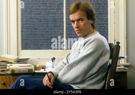 Martin Amis ritratto di autore nel suo ufficio di Notting Hill West London, appartamento 54a Leamington Road Villas, Londra W11.1986 1980s UK HOMER SYKES Foto Stock