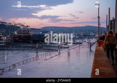 Budapest, Ungheria - 18 settembre 2024: Fiume Danubio inondato. La città da sotto il Ponte Elisabetta. Foto Stock